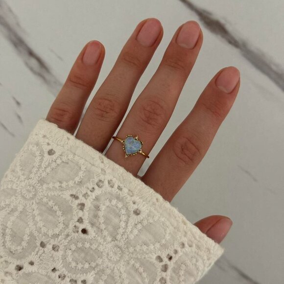 Sku:0191 vintage vibe gold ring with chameleon blue stone heart zircon stone - Picture 4 of 5